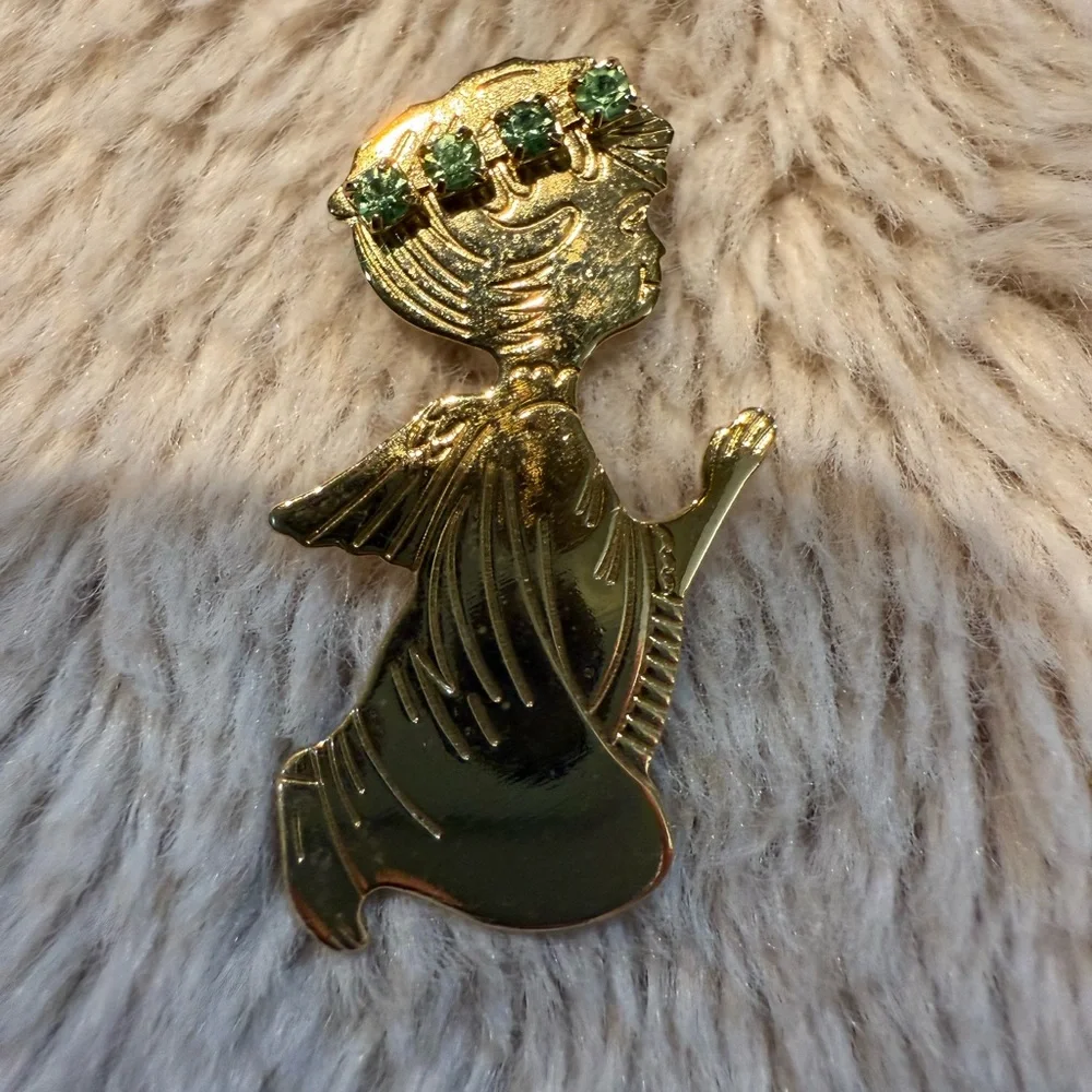 Vintage Gold Tone‎ Costume Green Rhinestone Angel Praying Pin 1.5”